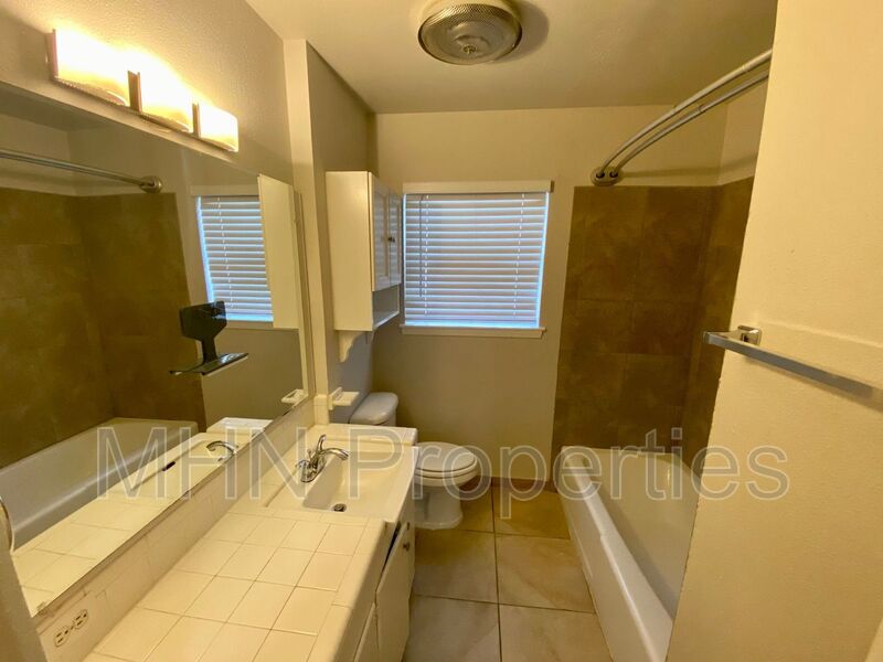 Nicely updated Duplex in Harmony Hills, just blocks from Blanco Rd and NW Military! - Photo 8