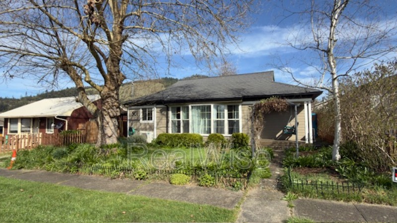 Myrtle Creek House: 501 NE Broadway St