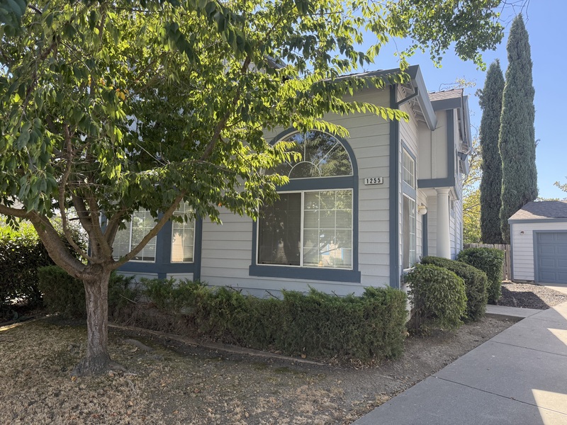 Davis House: 1255 Farragut Cir