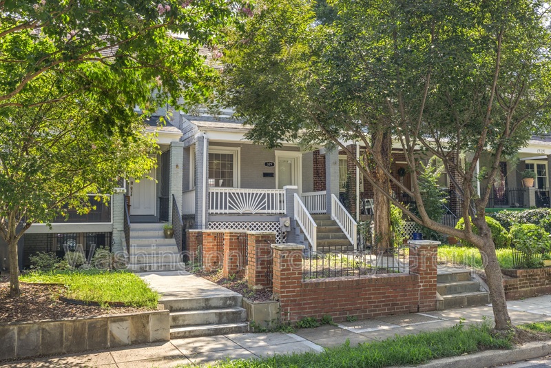 Washington Townhome: 329 18th Pl NE