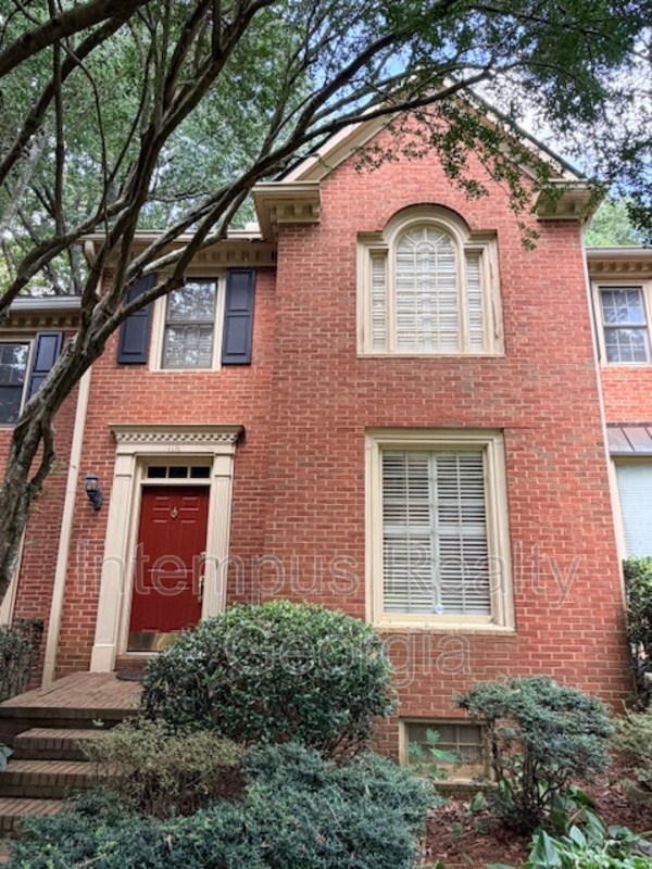 Roswell Townhome: 118 Weatherburne Dr
