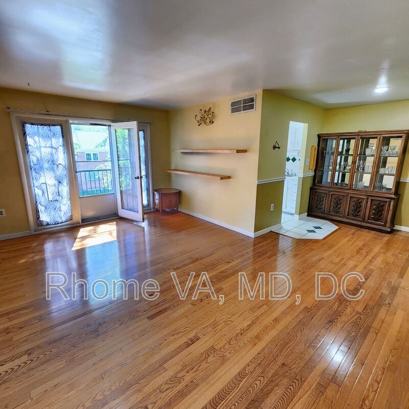 Fairfax Condo: 9473 Fairfax Blvd