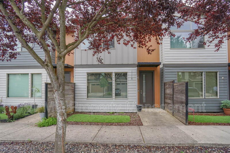 Ridgefield Townhome: 137 N 44th Pl