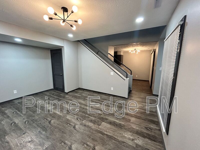 Lincoln House: 1841 Ridgehaven Ct-3