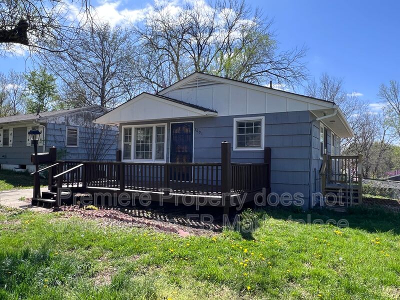 Kansas City House: 7601 E 48th St