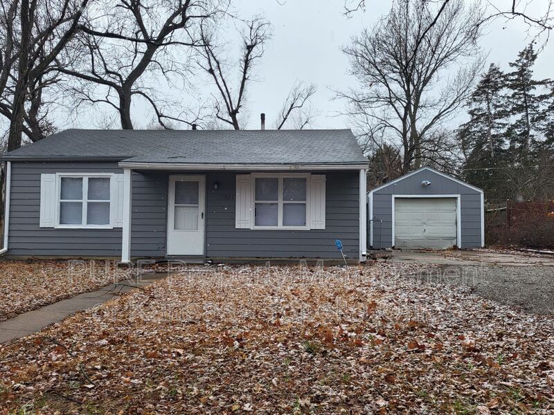 Topeka House: 2517 SW Edgewater Terr