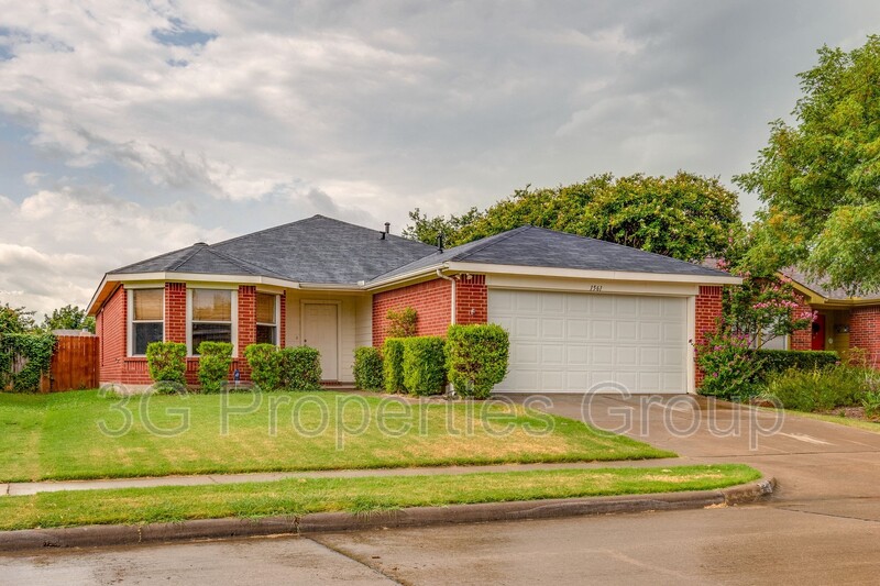 Little Elm House: 1561 Knottingham Drive
