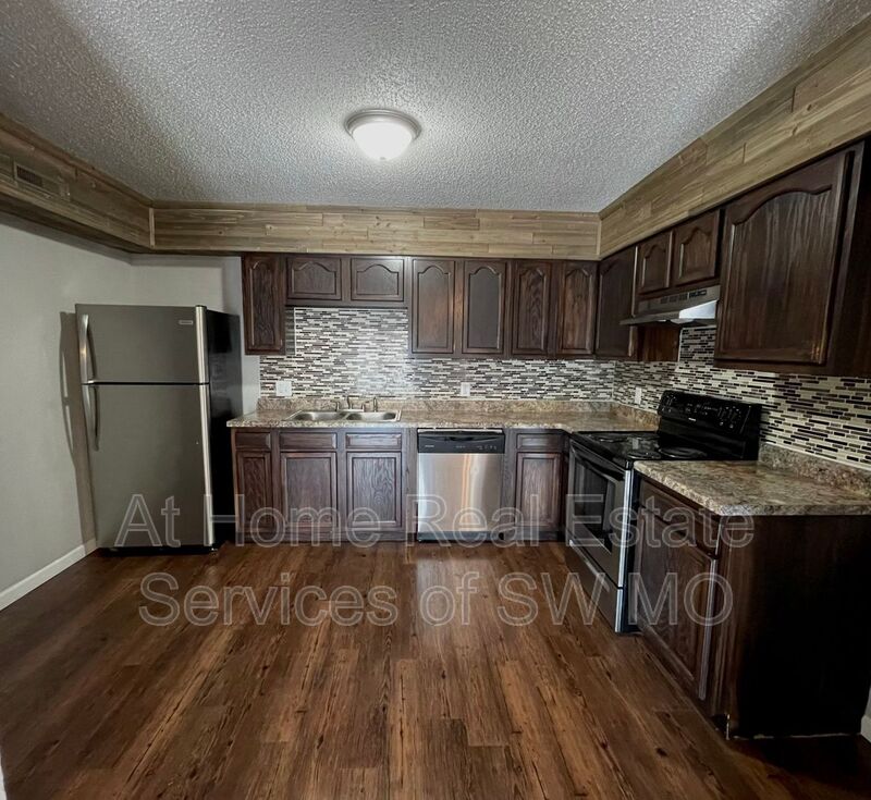 Springfield House: 712 E Sunshine