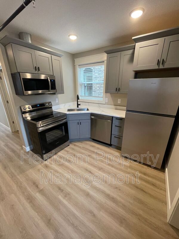 Duluth House: 627 E 4th Street