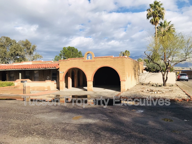 Tucson House: 7742 East Tanque Verde Lane