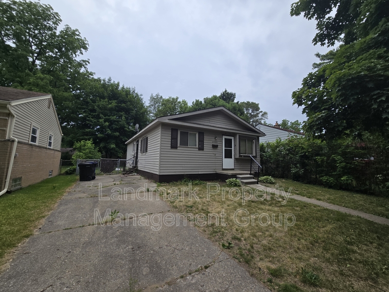 Detroit House: 20083 Salem
