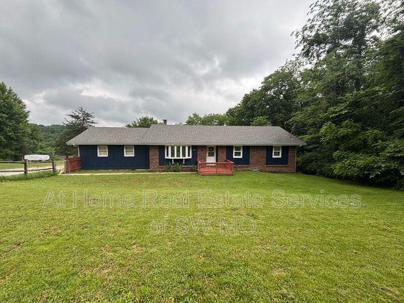 Brookline House: 6124 S Farm Road 131