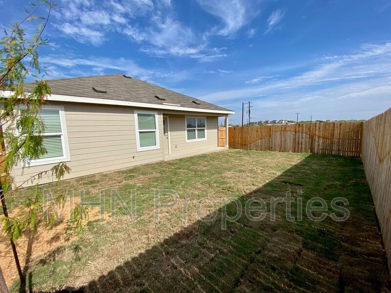 *First Time Rental* 3 bed/2 bath Beautiful New Construction home, located in New Braunfels! - Slider navigation 28