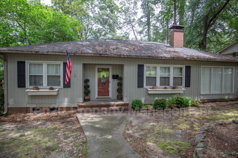 Columbus House: 2006 Preston Dr