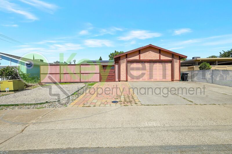 Sacramento House: 7137 Reyn Oaks Way