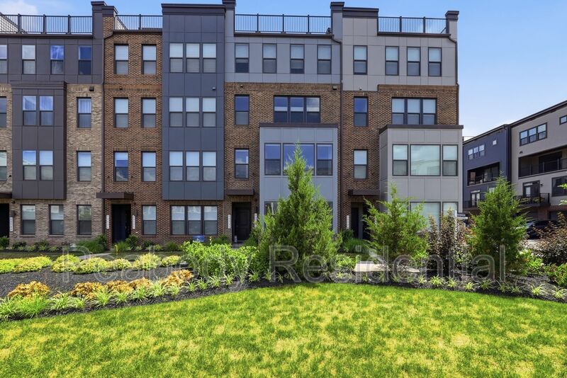 Ashburn House: 43732 Transit Sq