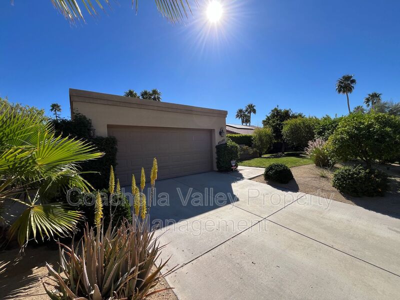Palm Desert House: 40588 Clover Lane