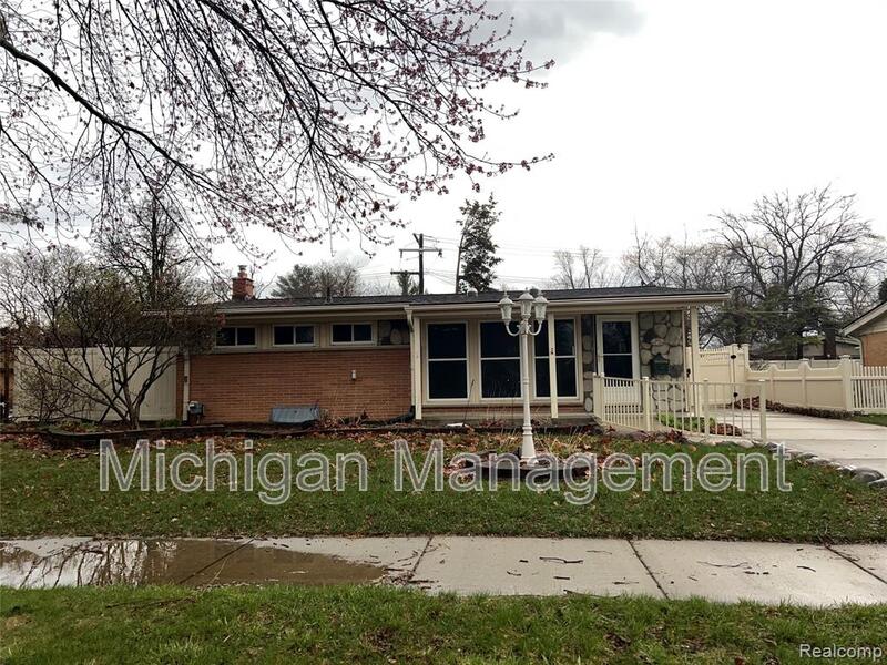 Livonia House: 32028 Maine St