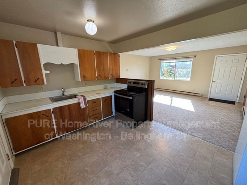 Ferndale House: 5084-5086 LaBounty Drive