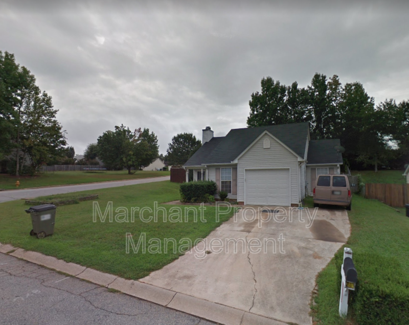 Simpsonville House: 103 W. Fall River Way