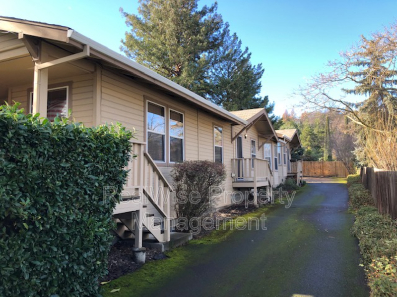 Ashland Condo: 475 Scenic