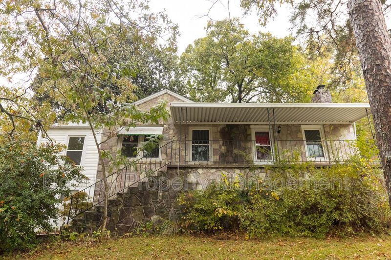 Chattanooga House: 1123 John Ross Rd.