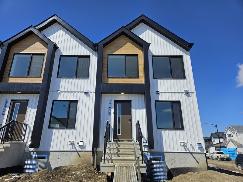 Edmonton Townhome: 19440 22 Ave NW