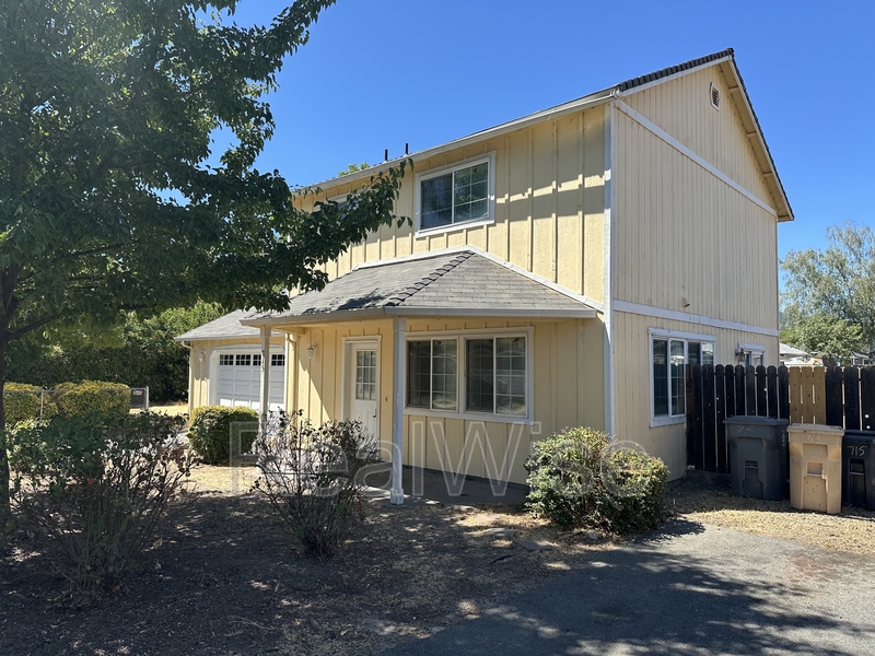 Grants Pass House: 715 SW Laurel St