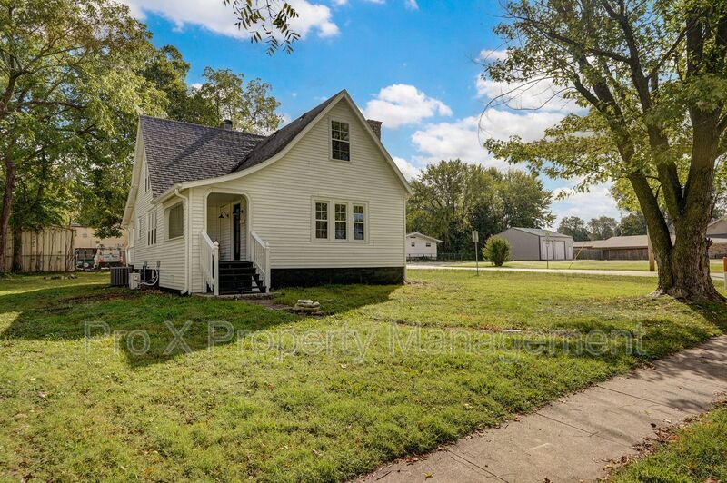 Republic House: 404 N Main St