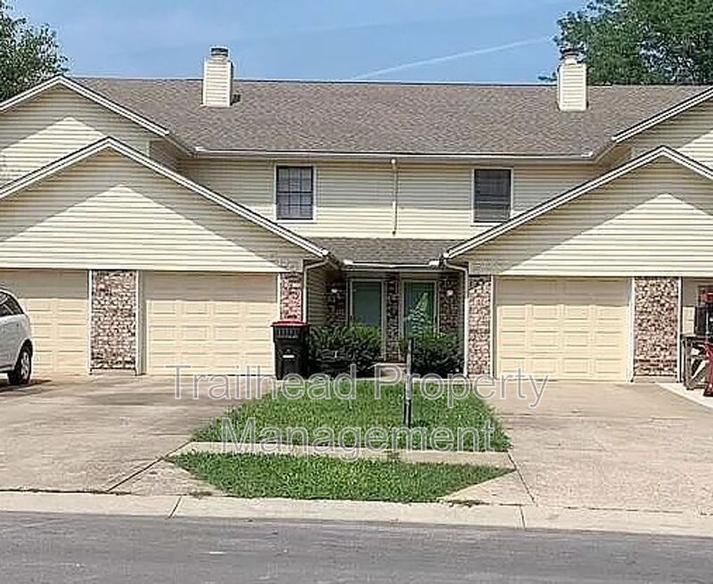 Lees Summit Townhome: 505 NE Churchill St