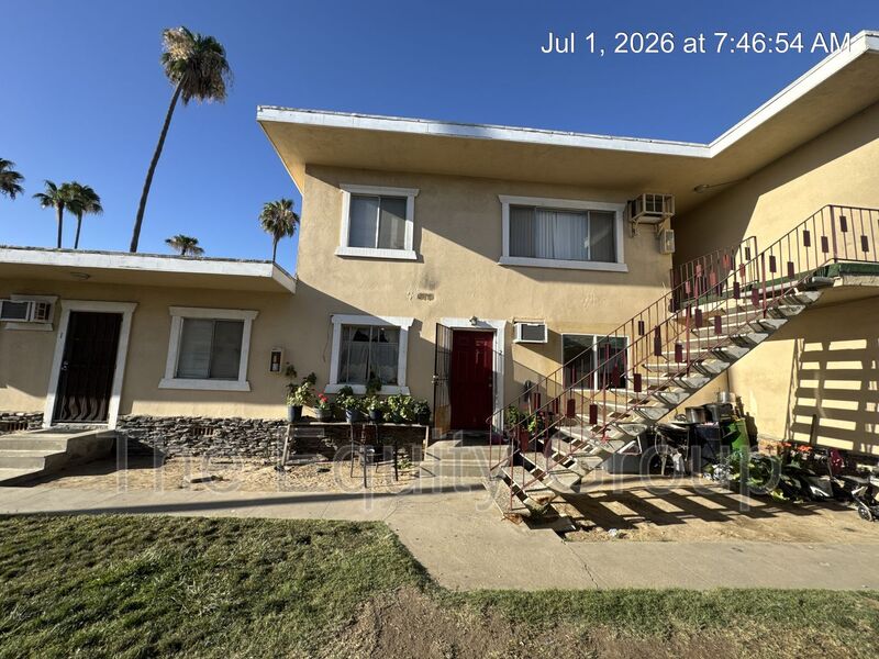 Hanford Condo: 550 South Richmond Avenue