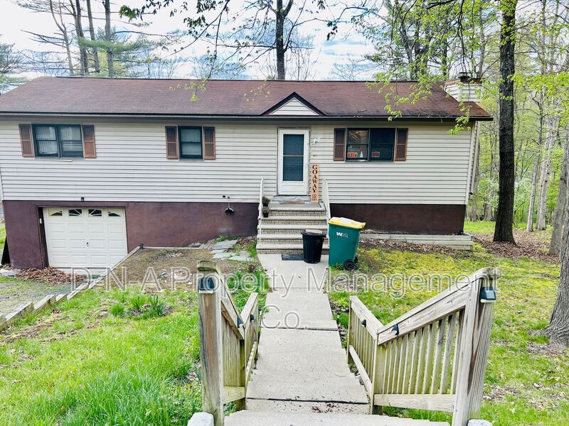 East Stroudsburg House: 5081 Pine Ridge Rd N