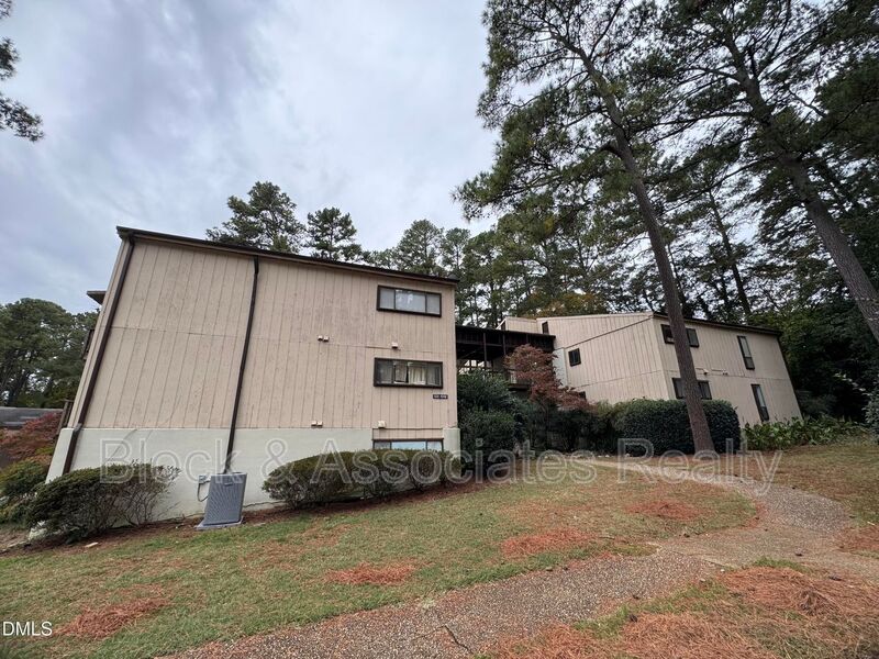 Raleigh House: 533 Pine Ridge Pl