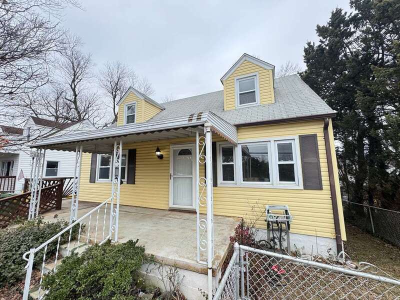 Brooklyn Park House: 316 Holy Cross Rd