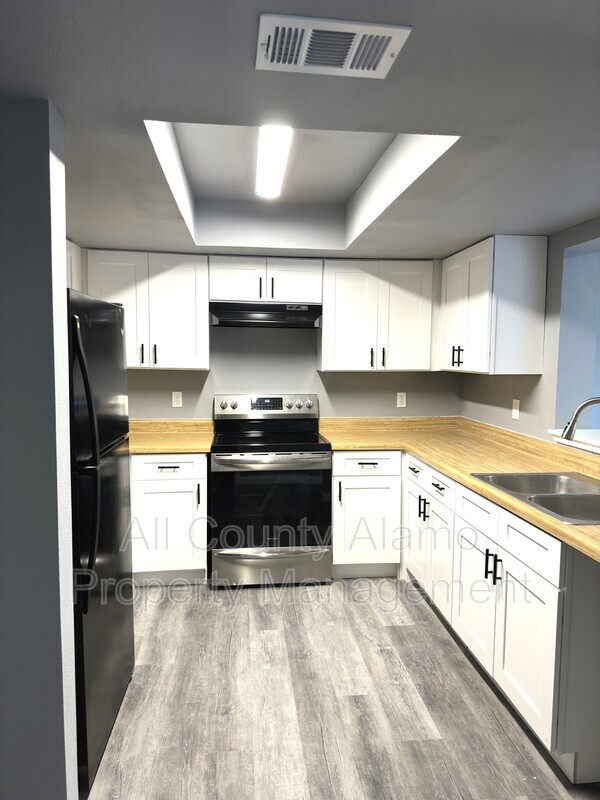 Request a Viewing for 403 Hartline, 6 Tenant Turner