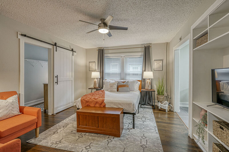 Kansas City Condo: 4104 Warwick Blvd - 305