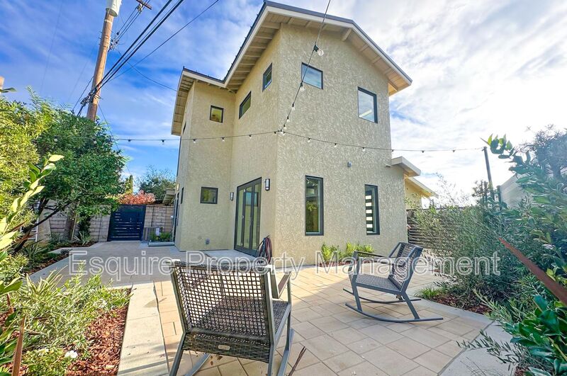 THOUSAND OAKS House: 1154 ESSEX WAY