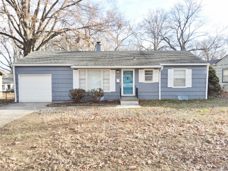 Raytown House: 8927 E 74th St