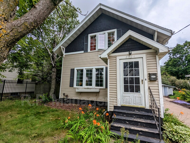 Saint Paul House: 2024 Como Ave
