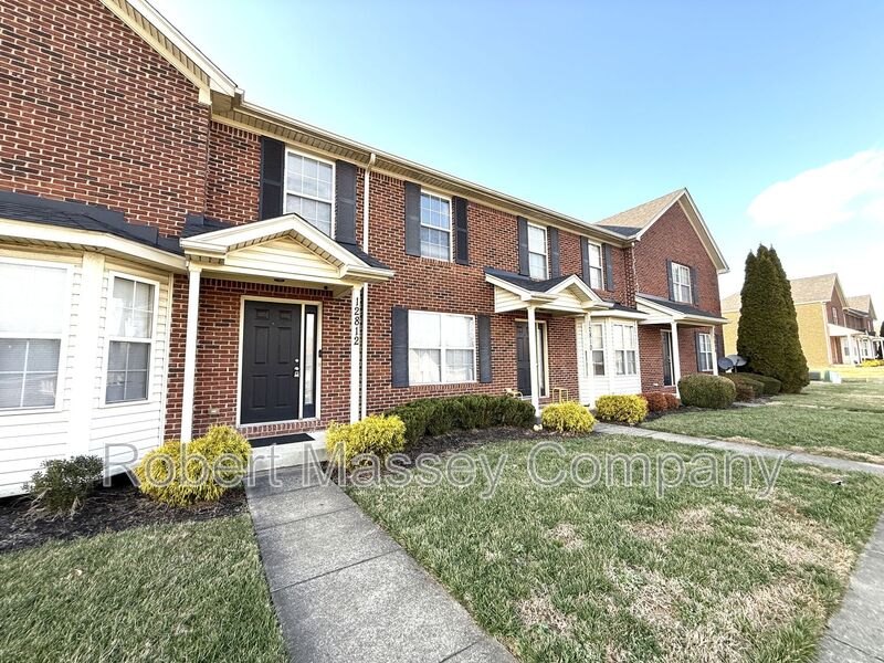 Louisville House: 12812 Lost Hill Walk