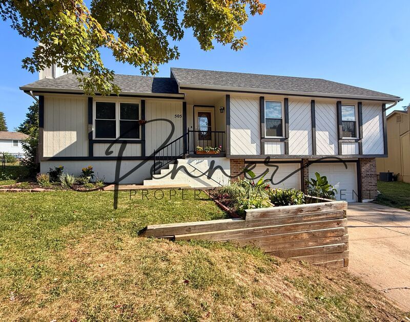 Blue Springs House: 505 SE Mount Vernon Drive