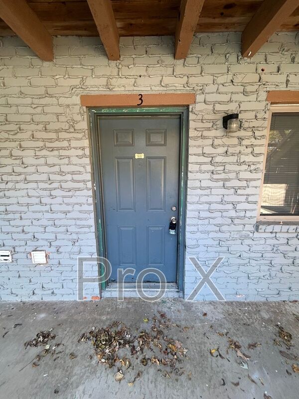 Fayetteville House: 969 W Holly