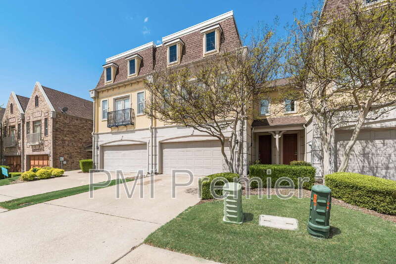 Plano Townhome: 321 Metropolitan Dr