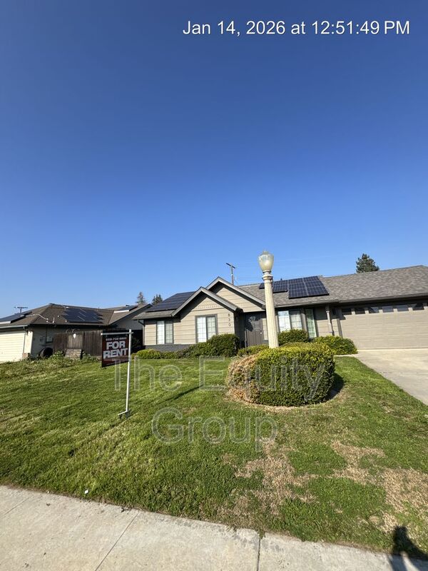 Visalia House: 830 W Vassar Ave