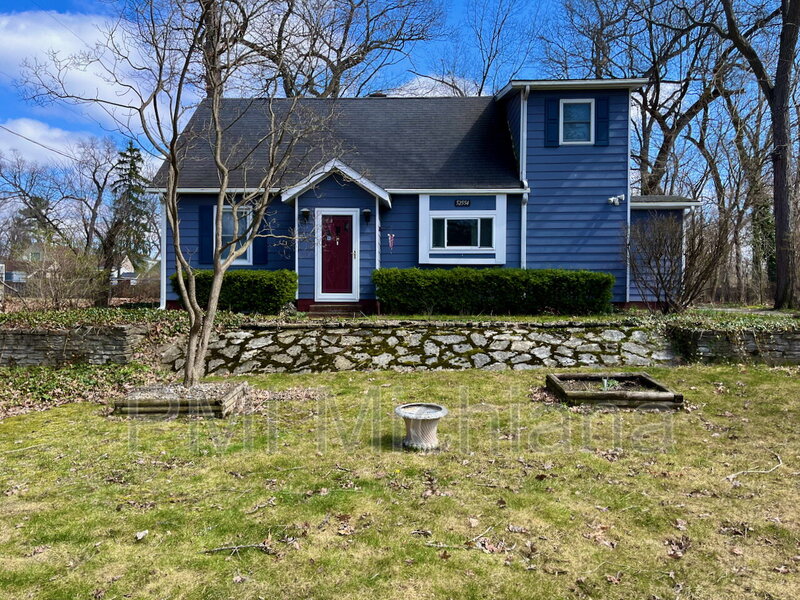 South Bend House: 52554 Kenilworth Rd