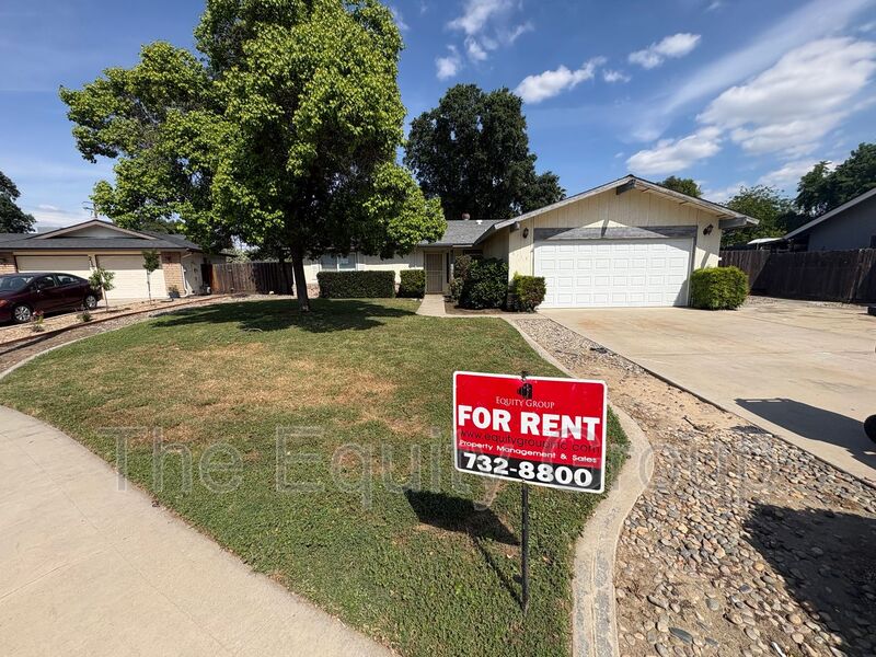 Visalia House: 2110 South Jacob St