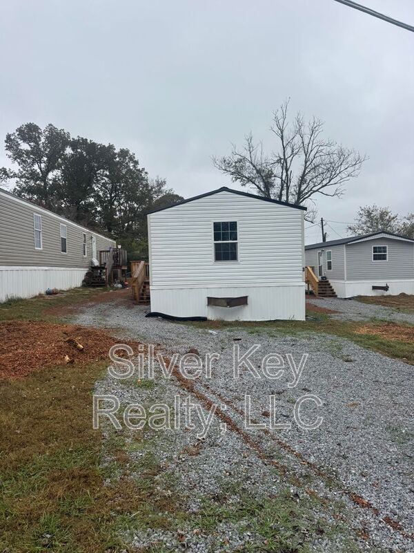 Athens House: 3000 Highway 11 S.