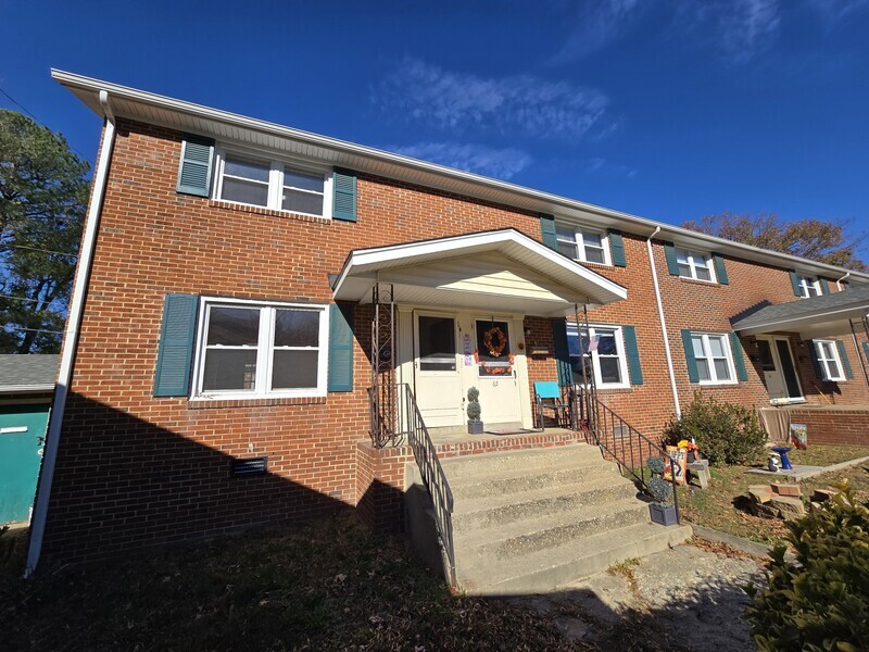 Richmond Townhome: 2604 Wayside Dr