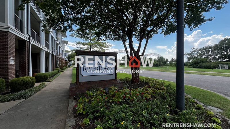 Memphis House: 380 N Island Dr