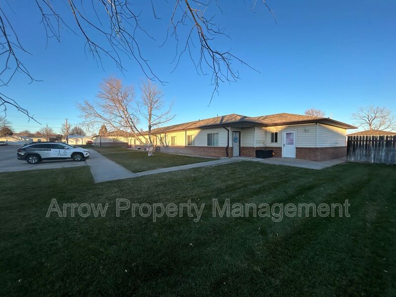 Ogallala House: 305 East N-3